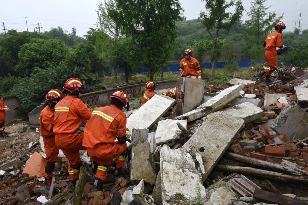 汶川地震中活下来的可乐男孩,汶川地震幸存假肢男孩