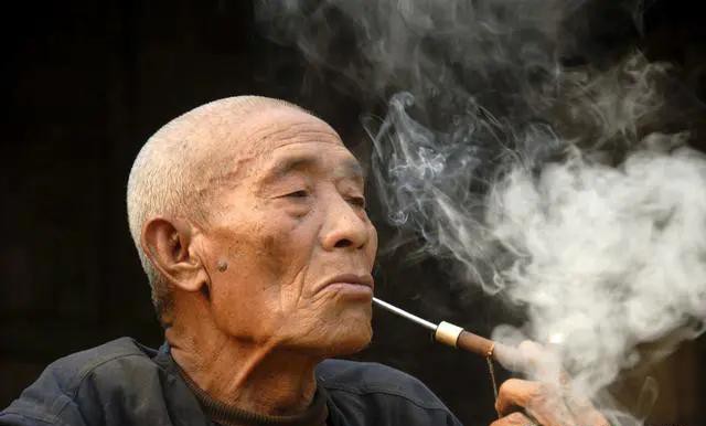 男儿断掌千斤两女人断掌很凄凉,女子断掌讨房养啥意思