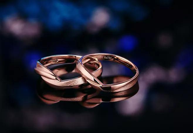 黄金和彩金一起放黄金会变色吗,彩金是18kgp会变色吗