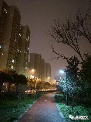 散步的时候，被一个陌生人拦住，和我进行了一次无聊却有趣的讨论