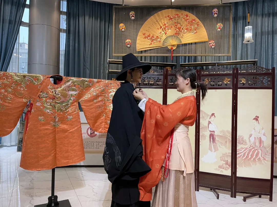 我们坐飞机转火车转老头乐，看到了真实的曹县