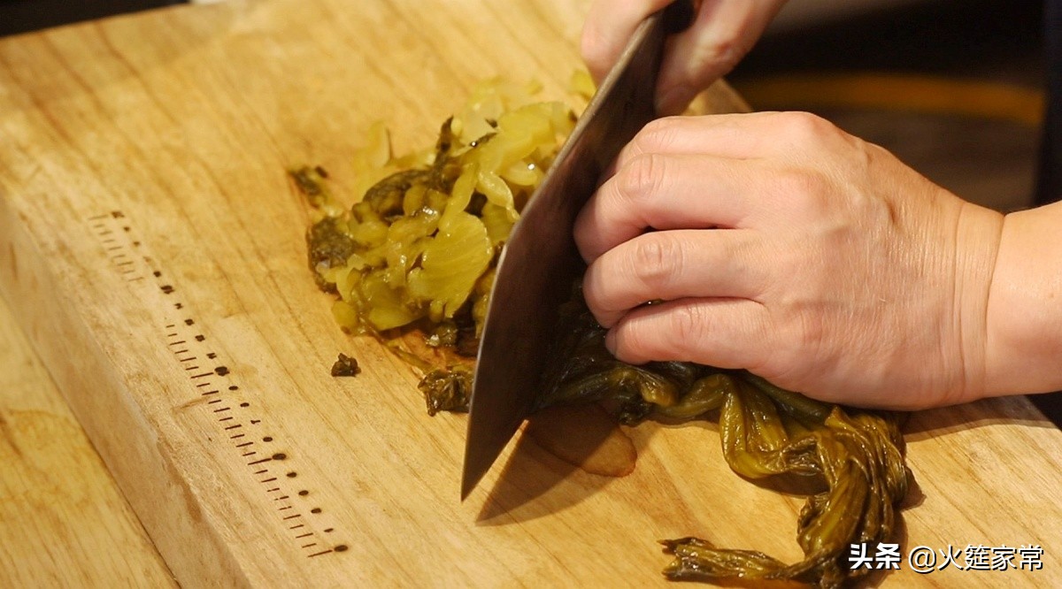 酸菜滑肉汤，老师傅教你肉片爽滑鲜嫩的小窍门，一学就会