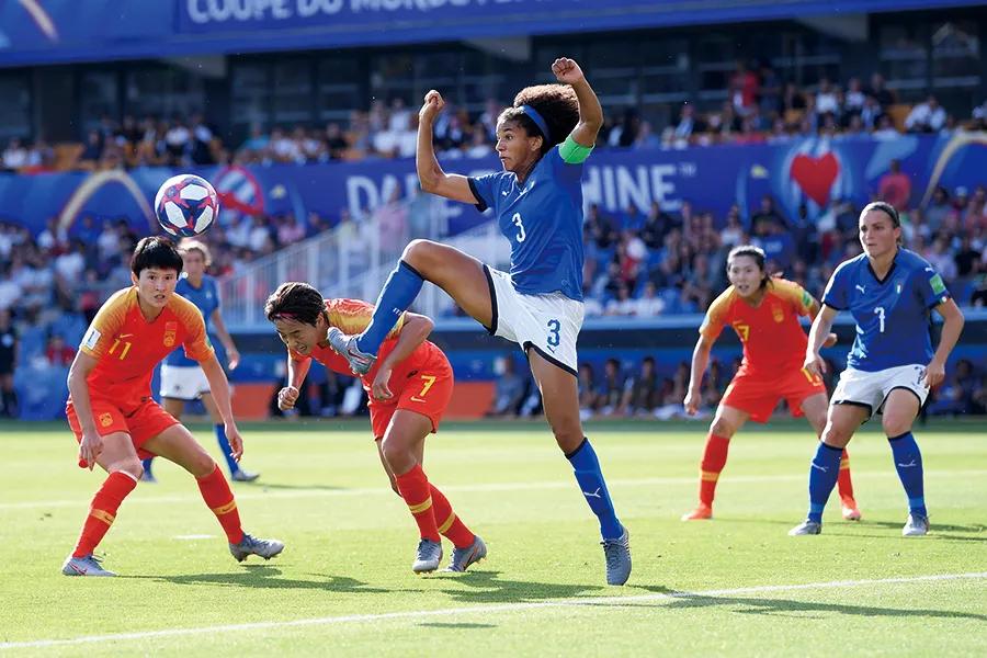 采访女足王霜视频完整版,中国女足铿锵玫瑰王霜