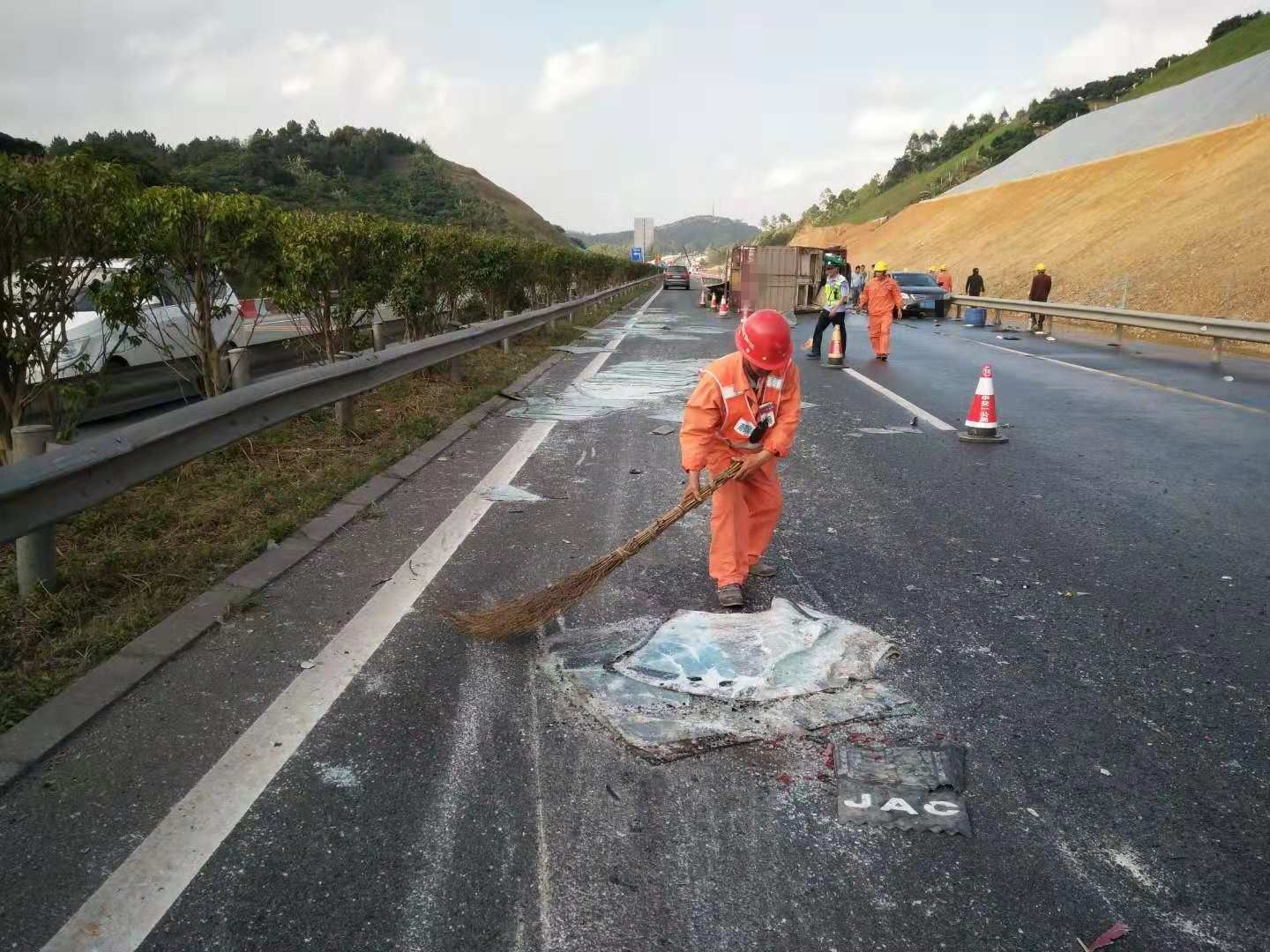 阳光刺眼导致追尾,阳光刺眼追尾事件