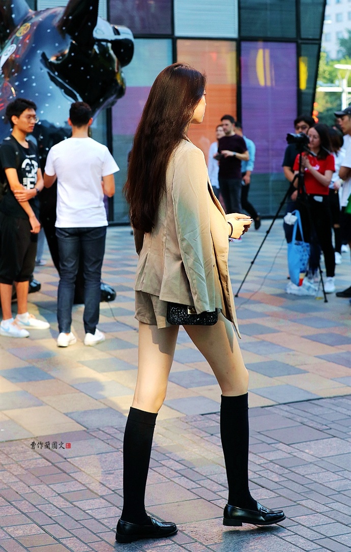 街拍真实打底袜配靴子,细跟长筒靴美女街拍