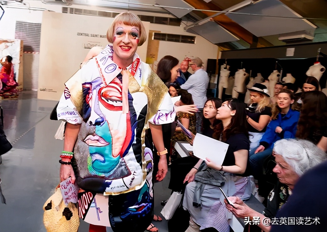 他以一己之力，让UAL的毕业典礼变成“女装大佬”的异装盛会