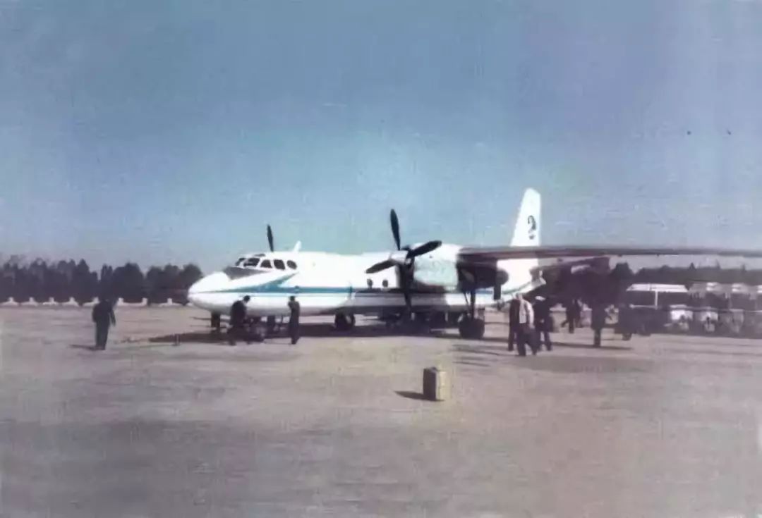 大使回忆：打上中国*旗国**，我驾车穿越10道*锁封**线