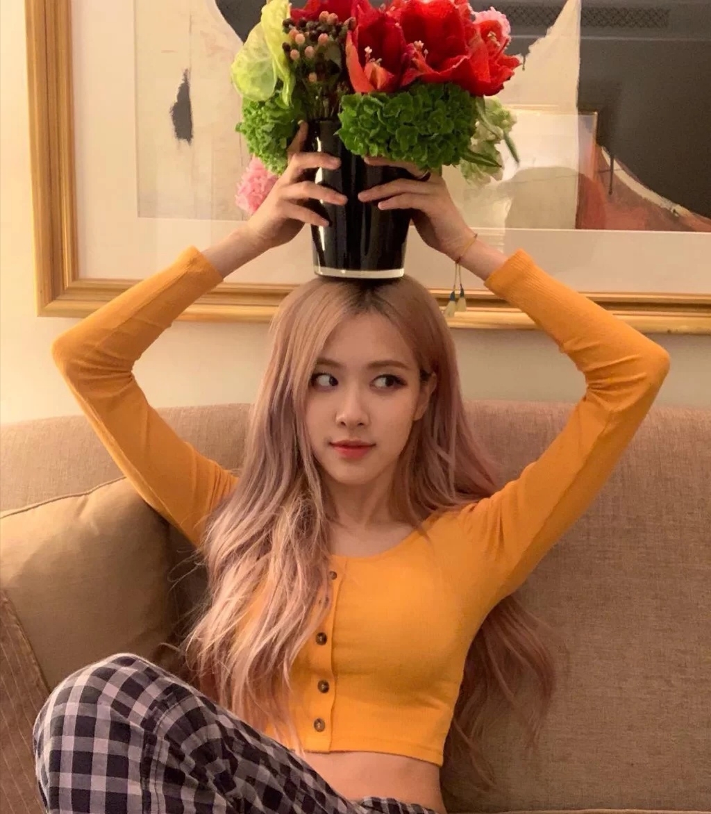 澳洲野玫瑰朴彩英*服私**穿搭，冷艳有气质，不愧是台风超棒的爱豆