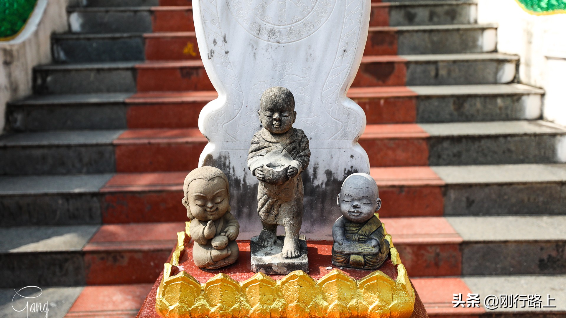 西双版纳总佛寺，历史悠久，佛教信徒将此寺视为拜佛圣地