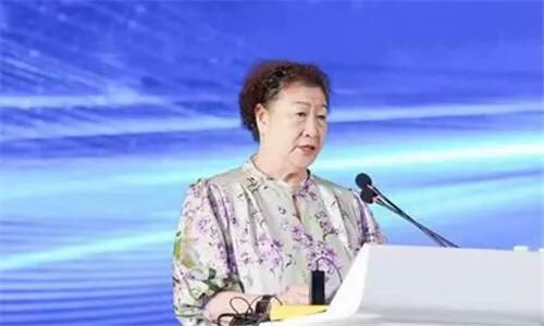 79岁的老太太创业的传奇人生,63岁创业老太太