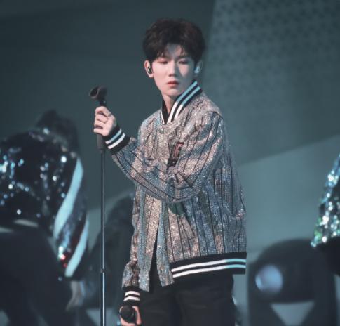 王源唱歌破音笑得合不拢嘴,王源唱歌被粉丝接直接吓出表情包