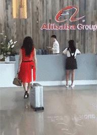 今天过来按脚，恰巧碰见了前女友，我该怎么化解尴尬呢？哈哈哈