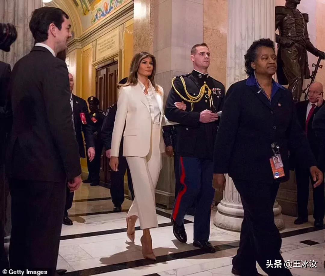 前白宫发言人新书爆料：特朗普做肠镜不打麻药，竟是怕彭斯篡权？