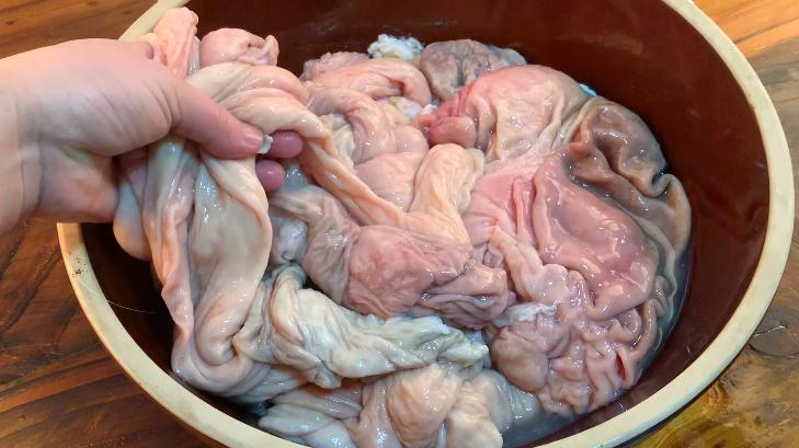 清洗猪大肠最忌加盐和面粉,面粉洗猪大肠的正确方法