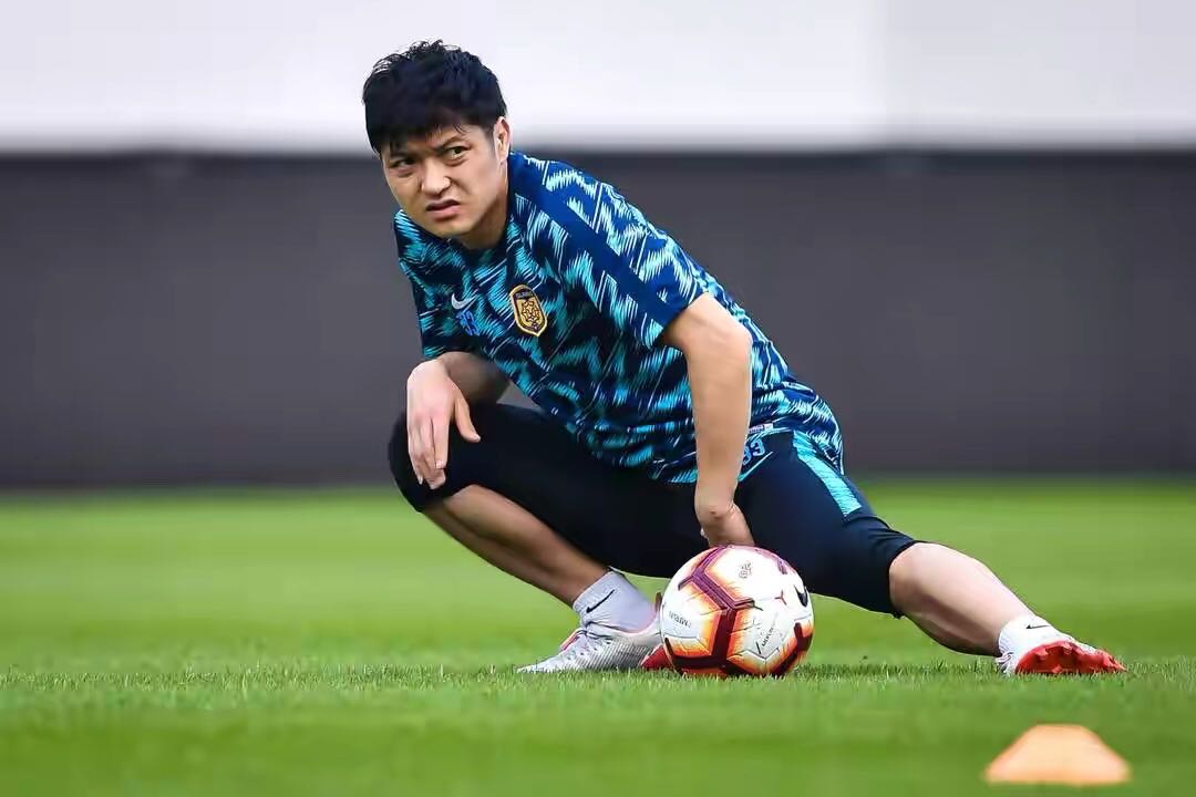 37岁足球小将汪嵩，勤奋低调自律，技术特点鲜明