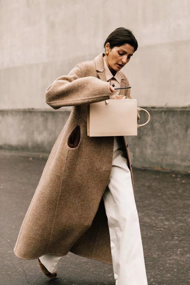 深卡其色大衣冬内搭什么好看,咖色冬大衣配什么颜色内搭