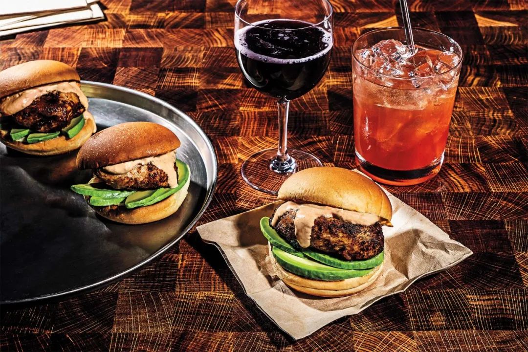 想要汉堡更好吃？赶紧搭配一杯葡萄酒！|富隆酒业