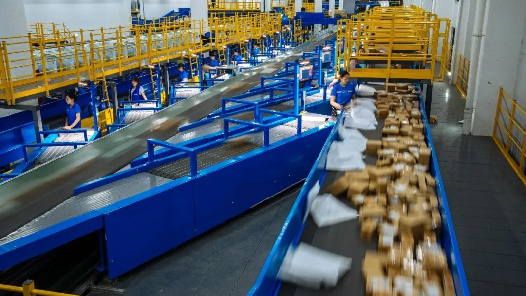 8家上市快递公司半年报对比，顺丰收入第一，中通利润及业务量均第一，快递公司开始由“量”向“质”转变