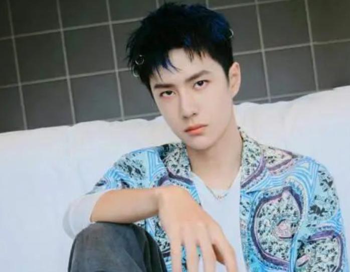 男人40岁穿什么颜色显年轻,男人不管穿啥建议少挑这2种颜色