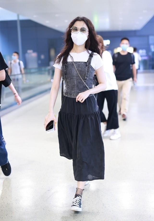 《你好，火焰蓝》女主好可爱，娃娃脸看着真嫩，同框佟丽娅也不输