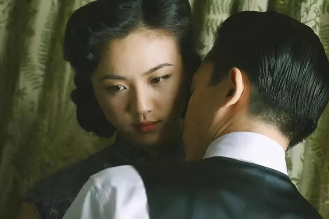 张爱玲三观比较正的一段话,张爱玲曾说态度和细节就是答案