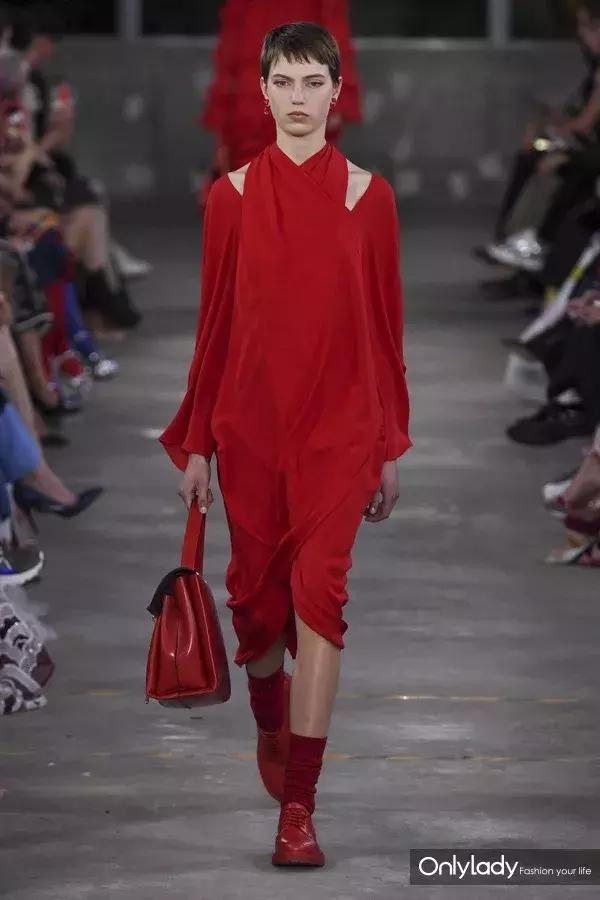 张艺兴valentino东京神图,张艺兴valentino秀场表演