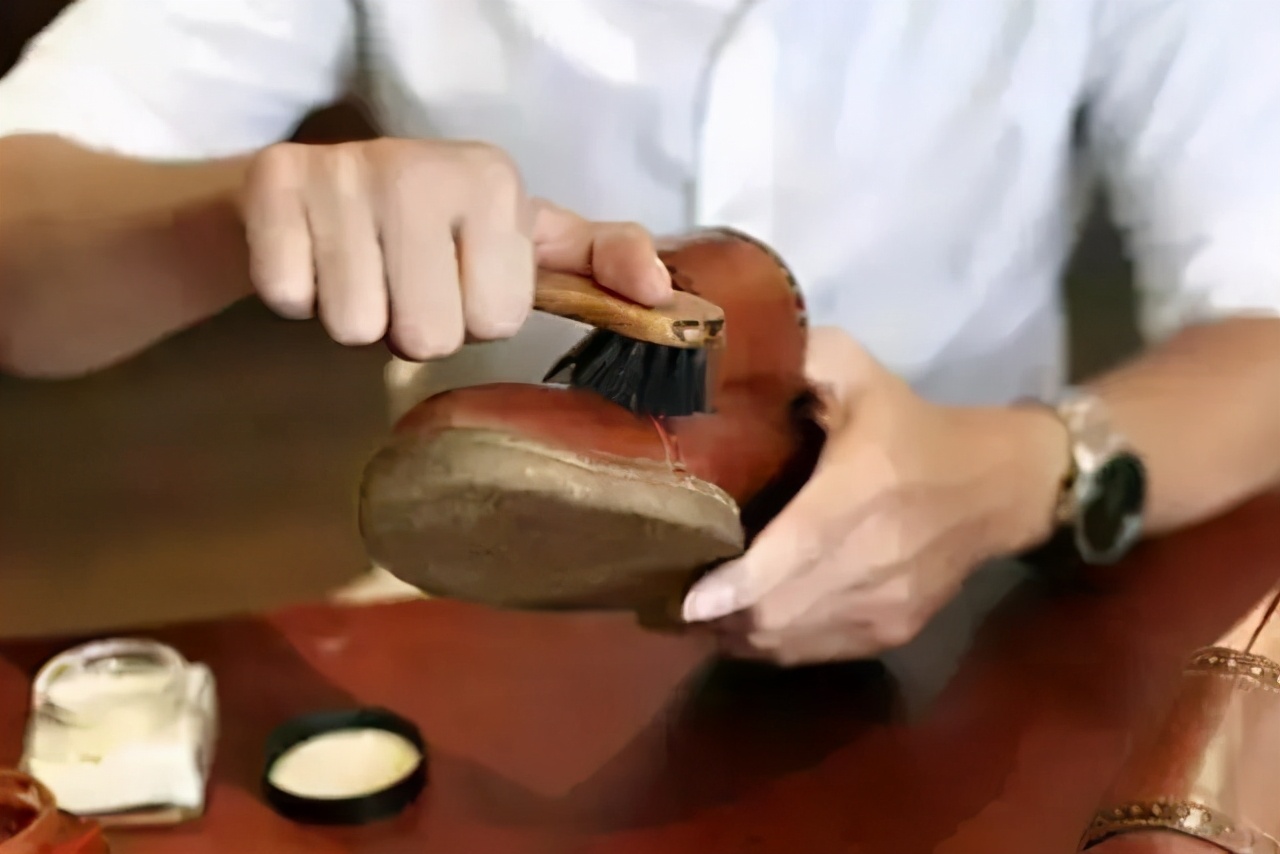 绒皮鞋怎么保养妙招,皮鞋的保养技巧视频