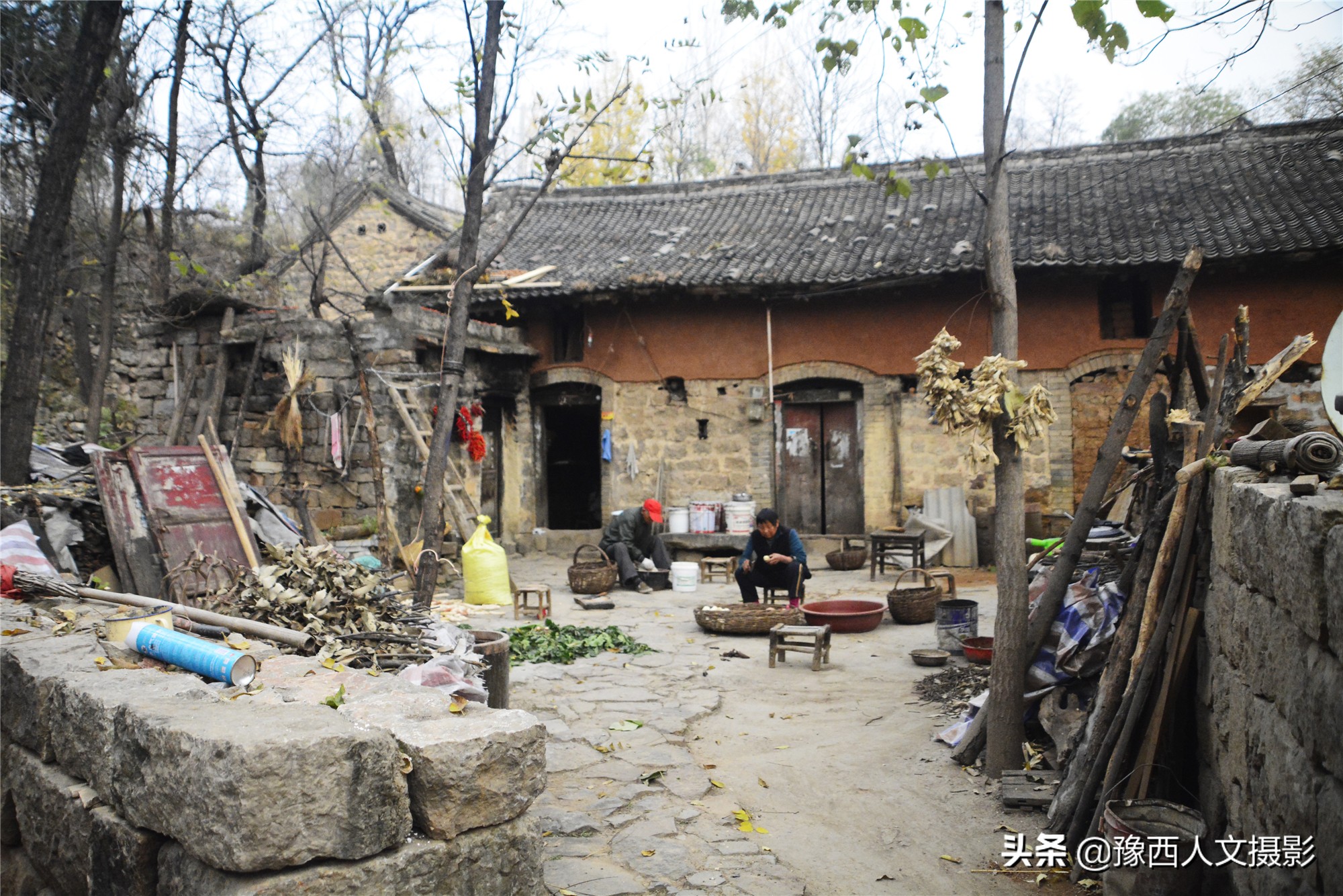 山村老两口想吃碗凉粉，削坏红薯在铁板上磨浆，半天胳膊就肿了