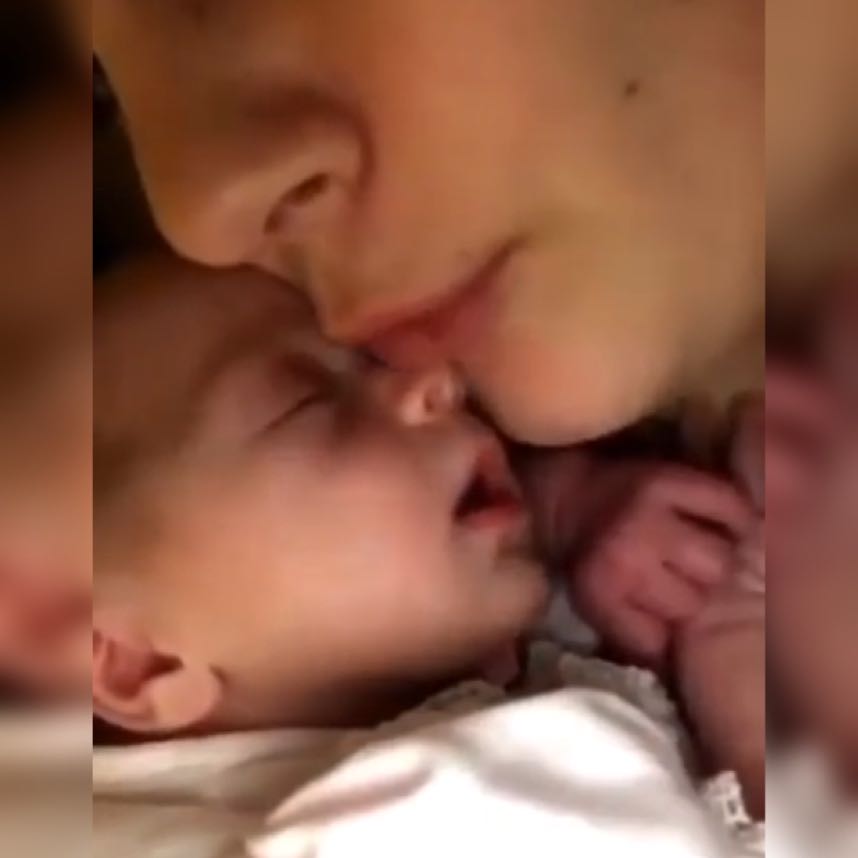 妈妈亲宝宝宝宝动作让妈妈懵了,新手妈妈亲孩子