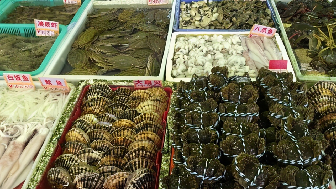 与澳门隔江相望,离澳门最近的海鲜加工市场