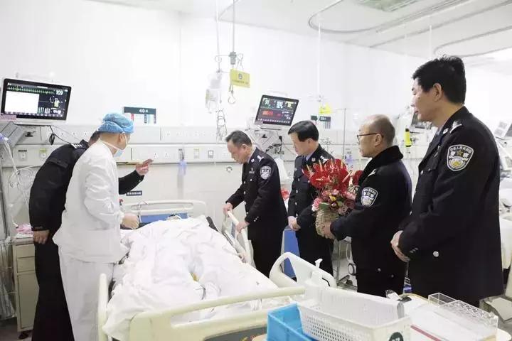 24岁辅警查酒驾被撞飞牺牲,22岁辅警被车撞倒拖行视频
