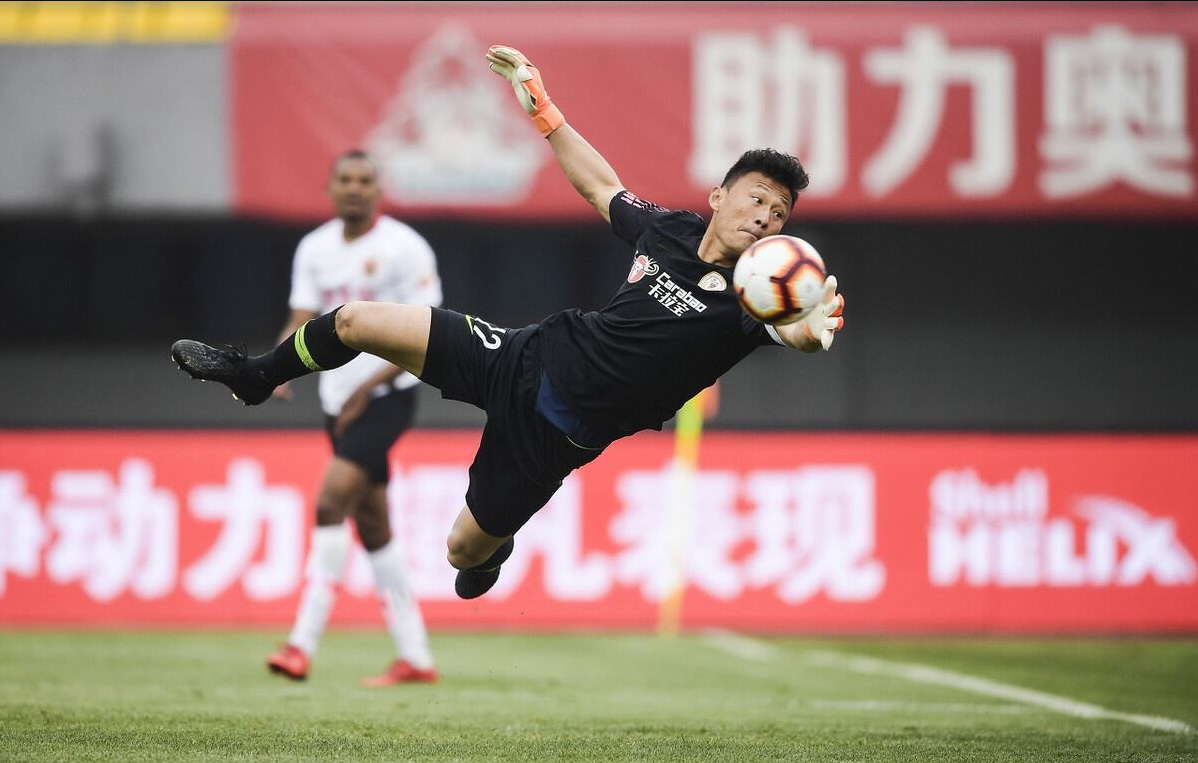 张烈：曾在25岁被封杀退役，两年后复出，一踢就踢到38岁