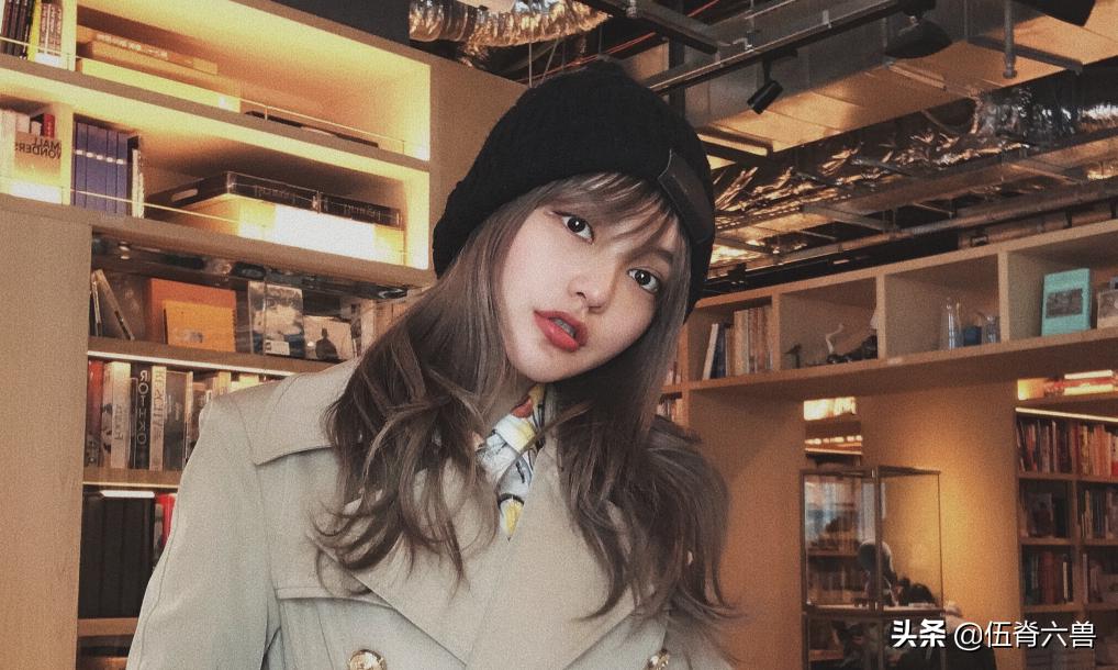 周扬青坐在詹姆斯旁边搞笑评论,周扬青坐詹姆斯旁边视频