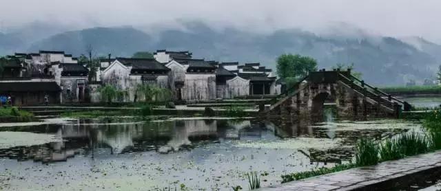 一下雨就变成了江南美景,一下雨黄山就成了徽州