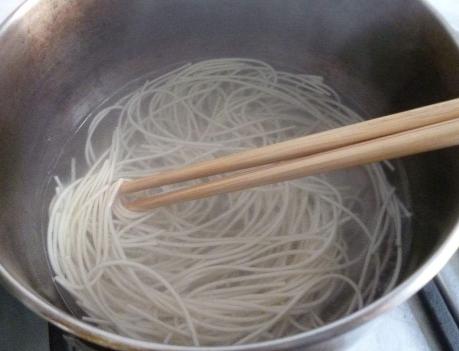 煮挂面最正确的方法,煮挂面怎么防止起沫