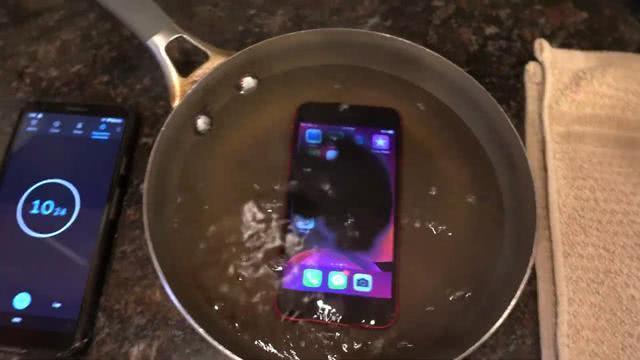 老外用矿泉水测试视频,老外用100度水煮苹果手机