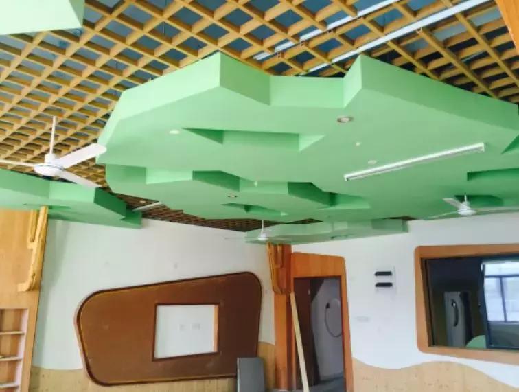 带屋顶的足球场,带屋顶的大型足球场