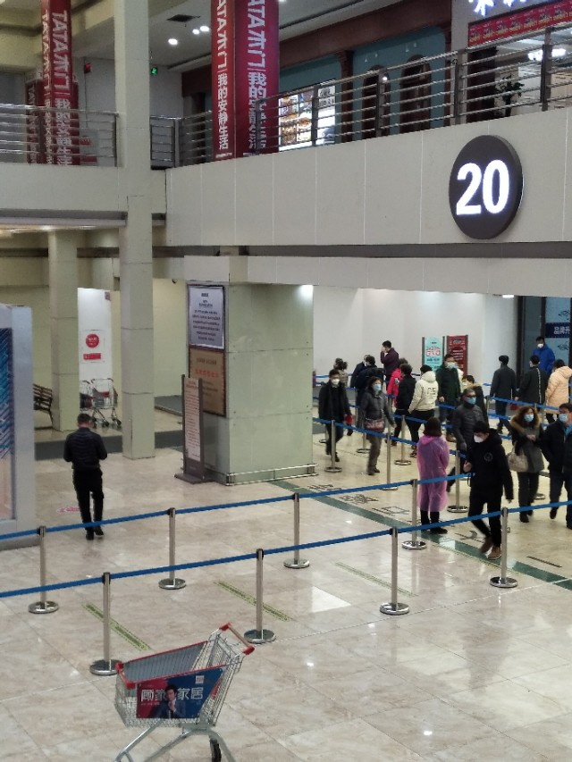 2月23号长春欧亚卖场的掠影，完全的智能检测系统，测体温不停步