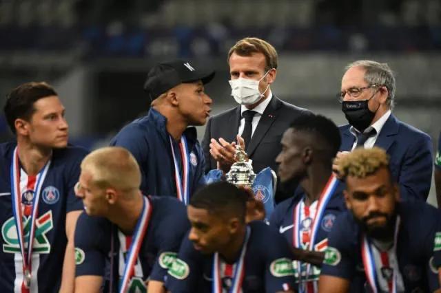 法国战胜英格兰球迷赛后欢庆胜利,法国欧洲杯淘汰球迷痛哭