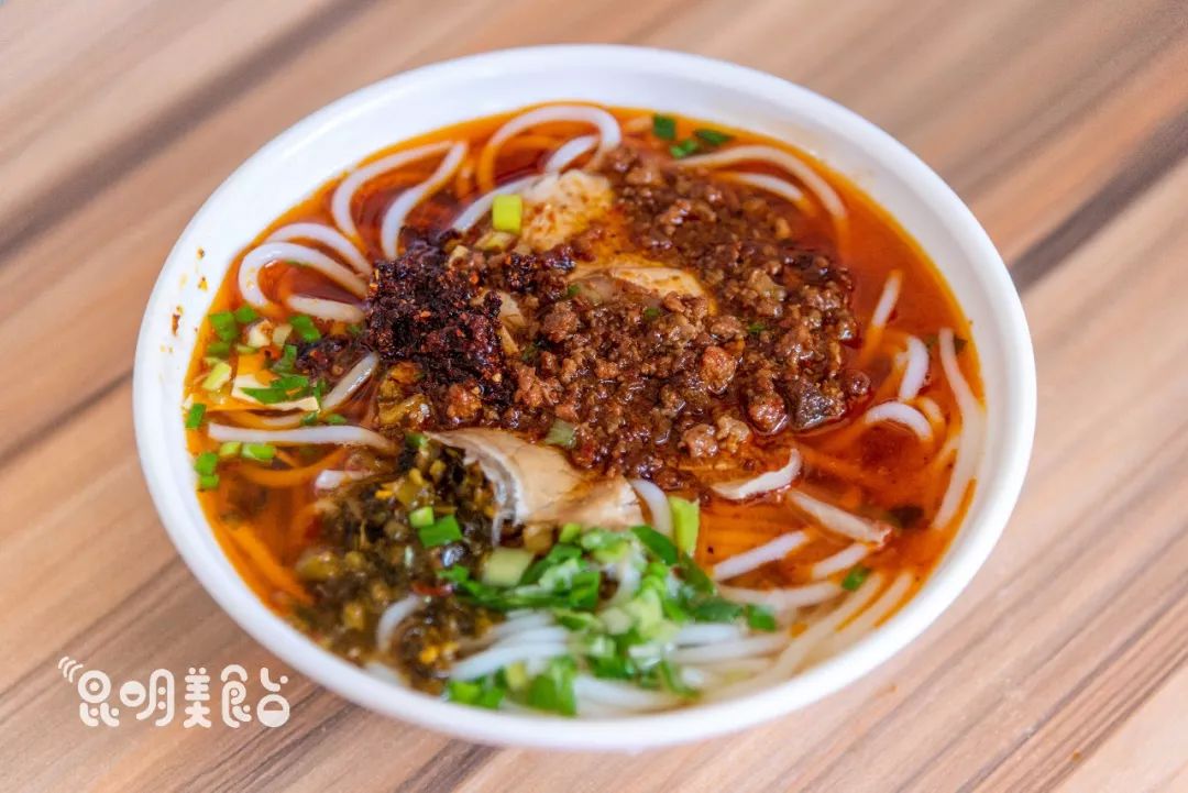 昆明330天都在排队的卤面馆，不收钱收饭票，只卖到下午2点