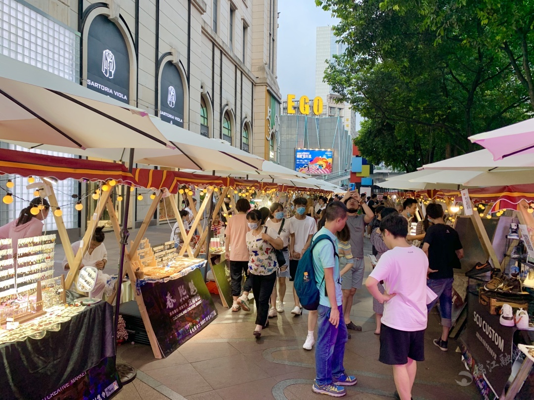 文创市集摊位1.36米小吗,春熙路科甲巷文创集市