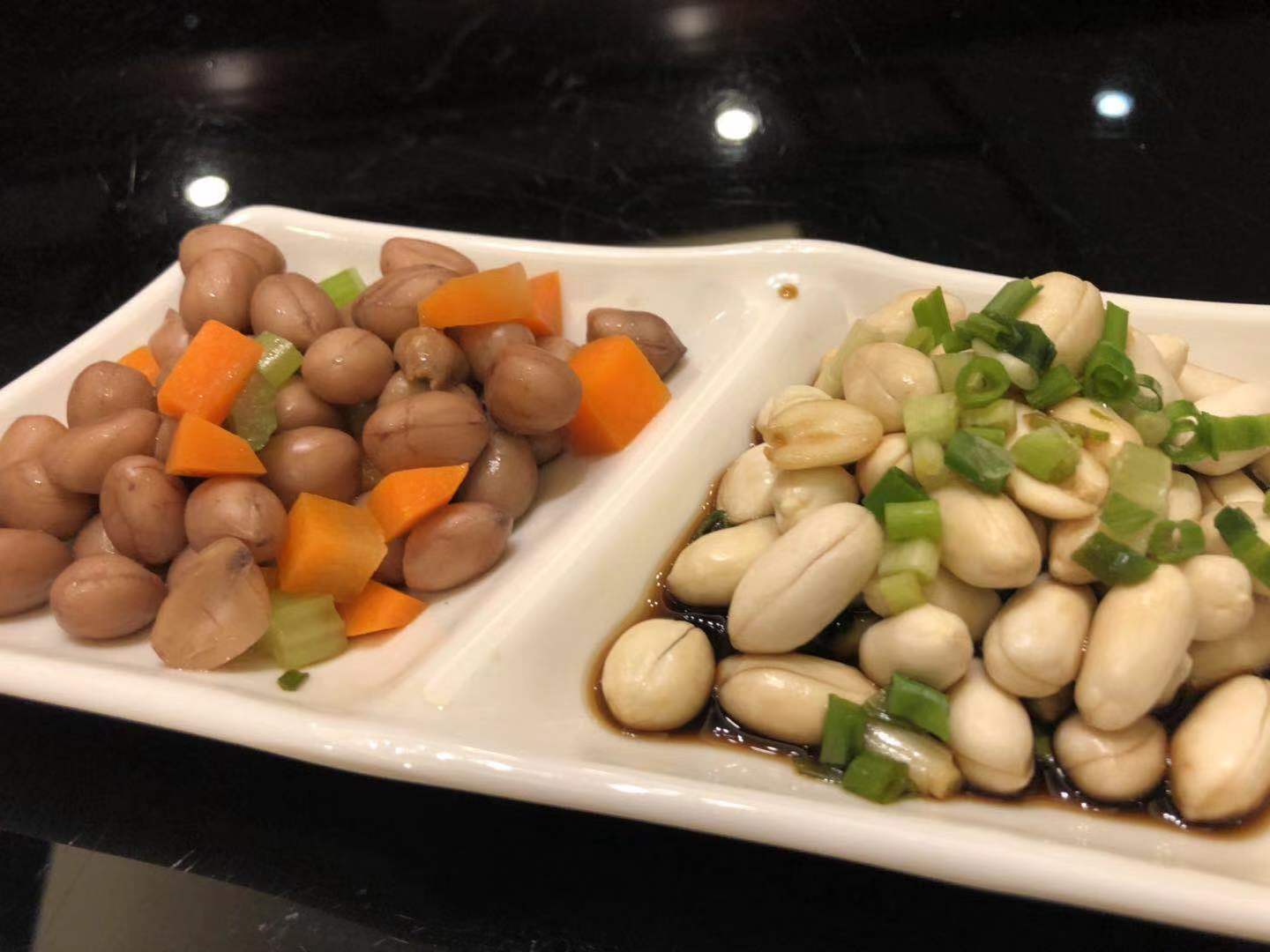 郑州石磨烩面喧嚣热闹，深夜开车路过吃一碗，这几道硬菜过目不忘