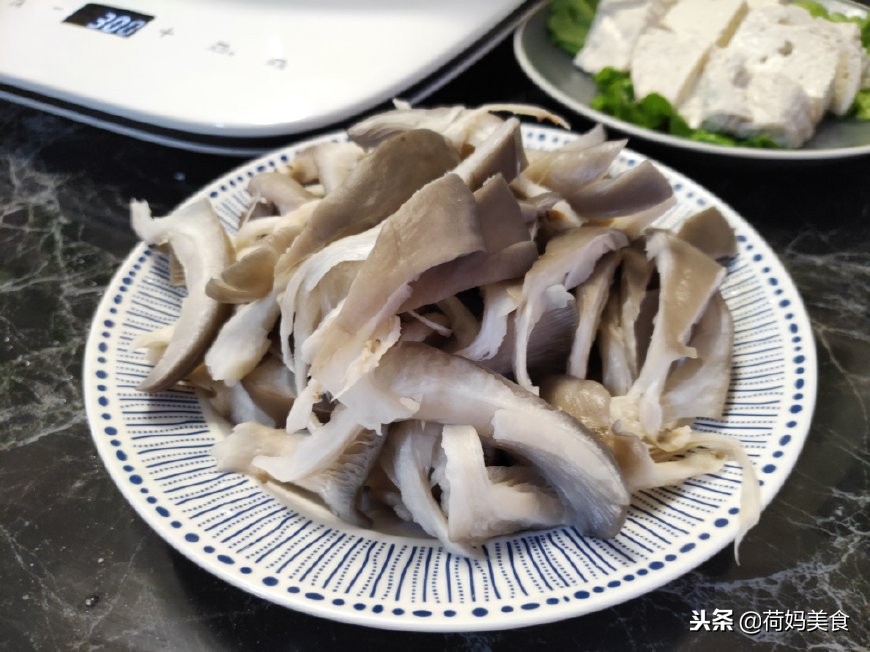 家庭自制小火锅吃起来,小两口在家自己做火锅