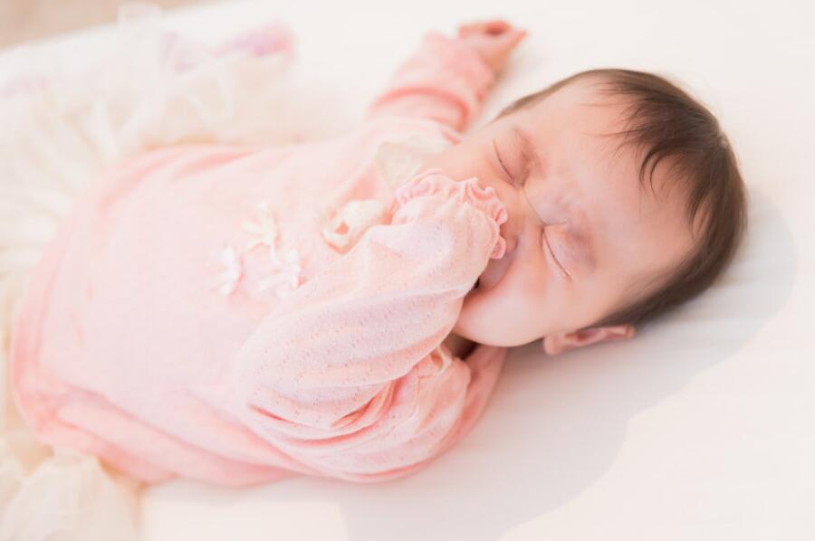 宝宝睡觉前总是哭闹要怎么解决,宝宝每晚睡觉前都要哭闹怎么办