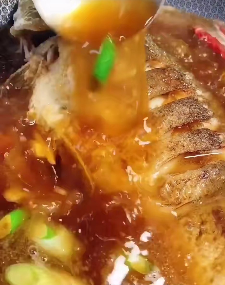 红烧鲤鱼怎样做不掉皮,红烧鲤鱼必备大菜多加两种食材