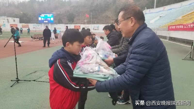 爱心足球慈善公益行走进乡村小学,善举温暖农村留守儿童