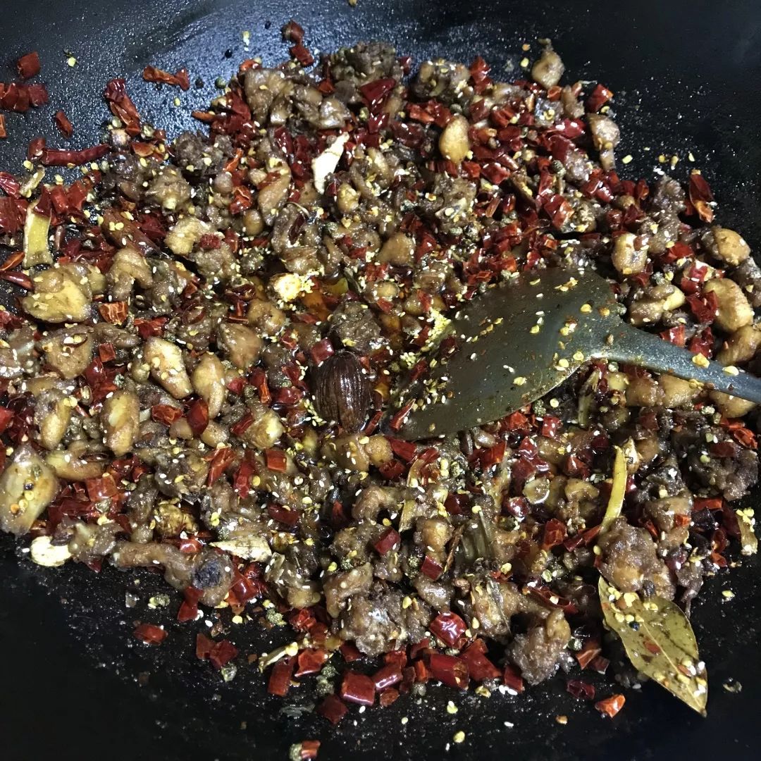 自贡人吃冷吃兔视频,自贡本地人冷吃兔