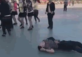广场舞大妈抢占场地搞笑视频,广场舞大妈抢篮球场惹众怒