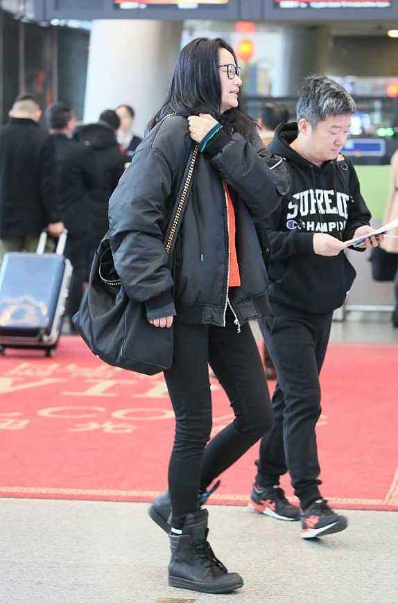 瞿颖独自现身走机场，造型超模范依旧，素颜皮肤沧桑痘印太明显