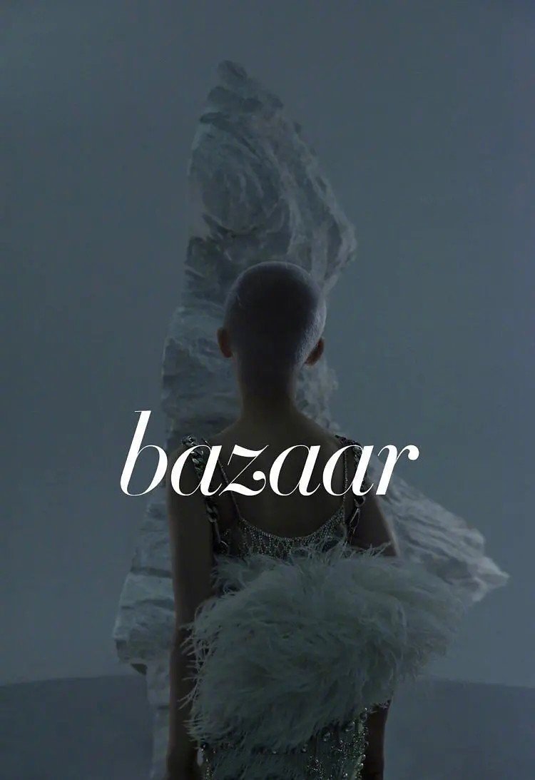 周冬雨这套搭配格外休闲时髦,周冬雨寸头造型时尚搭配秘籍